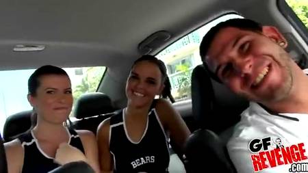 Девочки смущают водителя