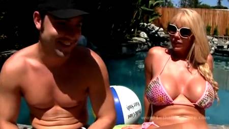 Соседка обожает большие инструменты в своей дыре