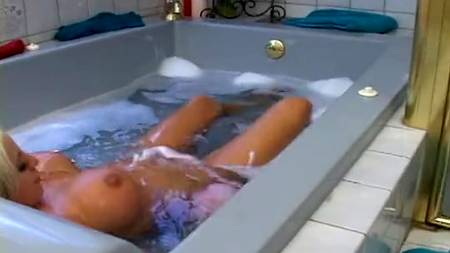 С сисястой подругой в ванной