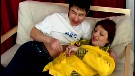 Спортивный брюнет трахает на полу комнаты толстую любовницу