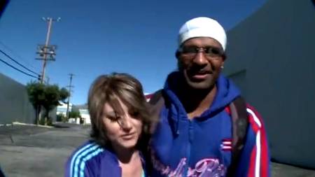 Негр ублажает белую сучку своей большой дубиной