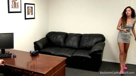 Кастинг со стройной, худенькой девушкой