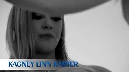 Мужик на кровати страстно жарит блонду с силиконовыми сиськами