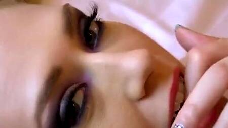 Мужик на кровати страстно жарит блонду с силиконовыми сиськами