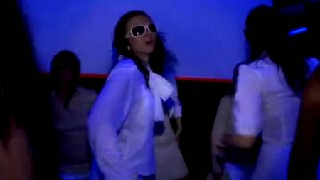 Девки разогрелись спиртным и устроили оргию в ночном клубе