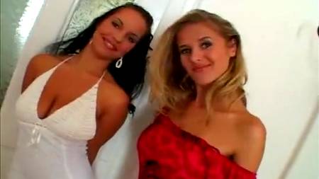 Две подружки работают попками с хозяйством приятеля