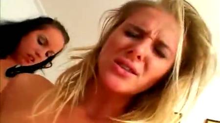 Две подружки работают попками с хозяйством приятеля