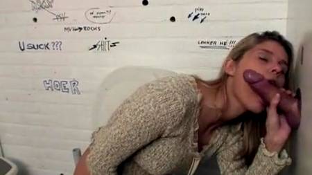 Потрахались через дырку в стене туалета