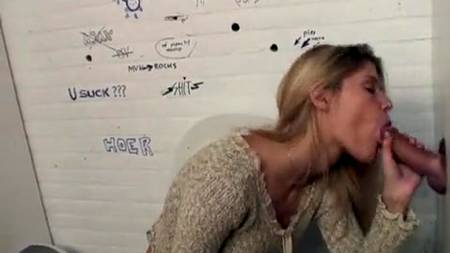 Потрахались через дырку в стене туалета