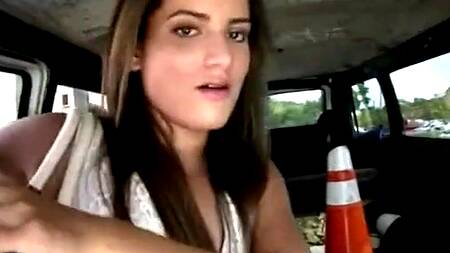 Накачанный мужик в машине страстно трахает девку за деньги