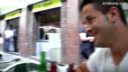 Турист любит заниматься профессиональным пикапом