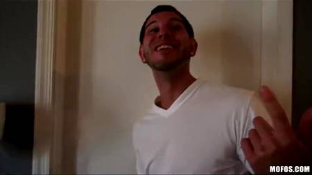 Красивый солдат во время отпуска долбит двух подружек