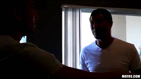 Красивый солдат во время отпуска долбит двух подружек