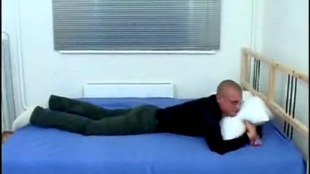 Юный любовник в очках удовлетворяет распутную дамочку