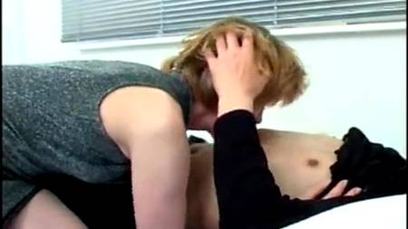 Юный любовник в очках удовлетворяет распутную дамочку