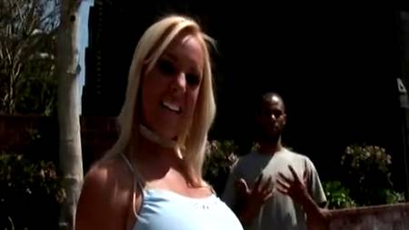 Белая куколка переспала с накачанным чернокожим парнем