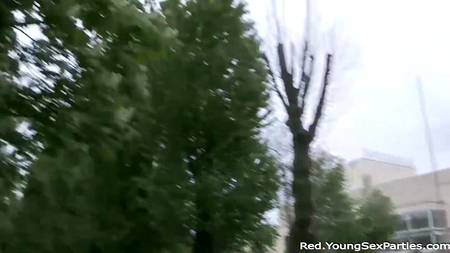 Молодые люди захотели насладиться домашней групповухой