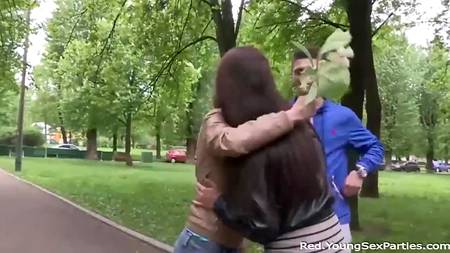 Молодые люди захотели насладиться домашней групповухой