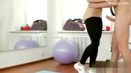 Милый тренер согласился поиметь новую клиентку в клубе