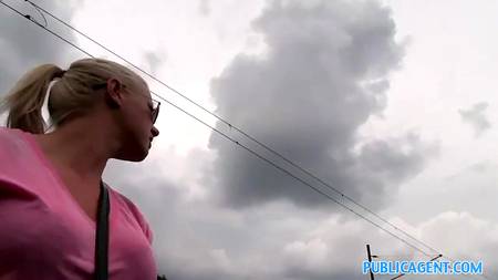 Расслабил белокурую незнакомку в кустах