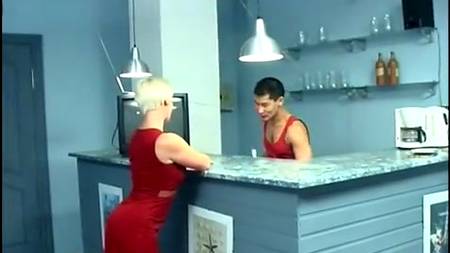 Темноволосый студент потрахал свою учительницу на диване