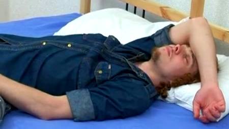 Рыжий парень жестко натягивает на член анальную дырку женщины