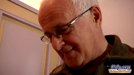 Яркая блондинка отдалась старику с маленьким членом