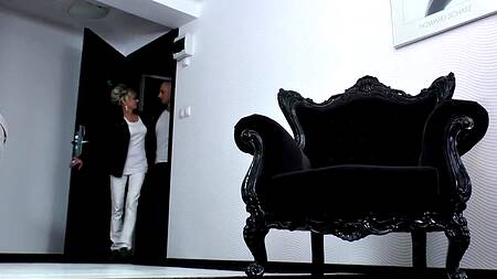 Парень приводит к себе старушку в очках и жестко её трахает