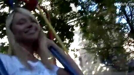 Русская блонда качается на качели и ебется с двумя друзьями