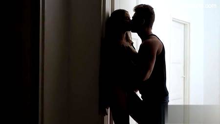 Большие сиськи художницы приглянулись смелому парню