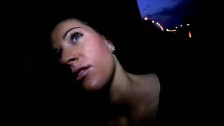 Жаркая девочка для траха в подворотне