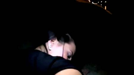 Жаркая девочка для траха в подворотне