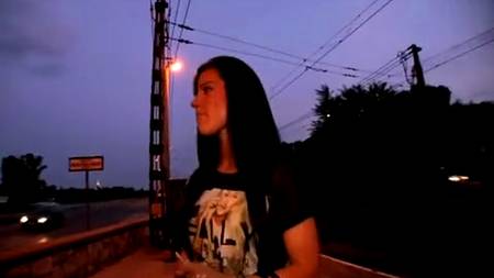 Жаркая девочка для траха в подворотне