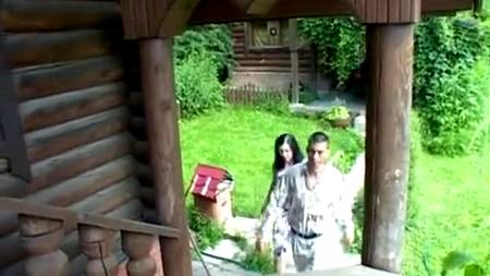 Распутная брюнетка довела до оргазма мускулистого парня своей пилоткой и ртом