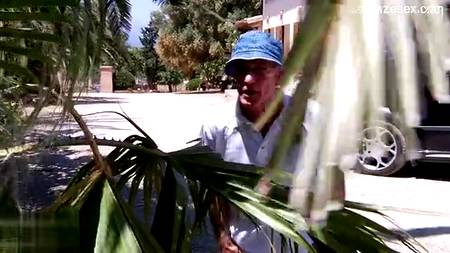 Молодая девочка развлекается в саду с похотливым старичком