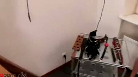 Худой телке в ошейнике нравится доминация и жесткий секс