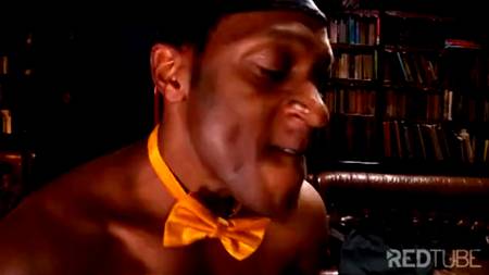 Пьяная блонда наслаждается большими членами клиентов