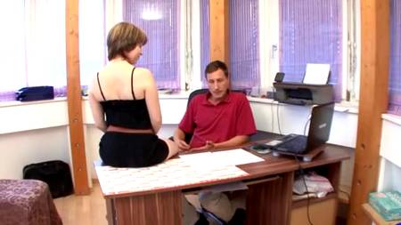 Толстый мужик расслабляет худенькую любовницу