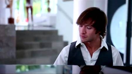 Шикарная длинноногая дева с большими сиськами