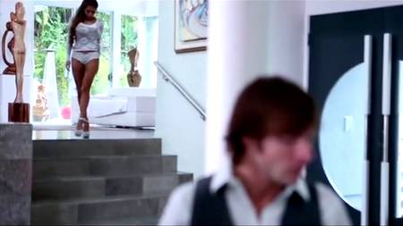 Шикарная длинноногая дева с большими сиськами