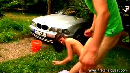 Молодую шалаву поимели в тугое очко на чудесной полянке