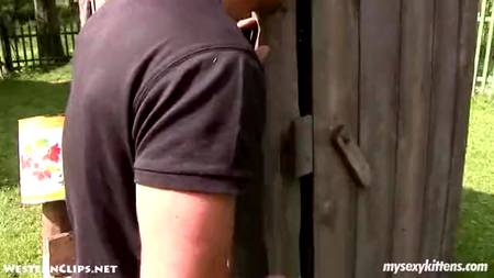 Парень оттрахал приятельницу возле деревянного туалета