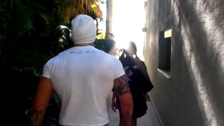 Зрелый мужик поимел брюнетку во все щели на скамейке в парке