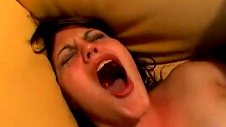 Мужик шлепает телку по попке и жестко имеет её в очко