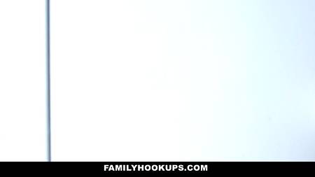 Отымел все дыры жопастой латинки и смачно кончил на ее мордашку