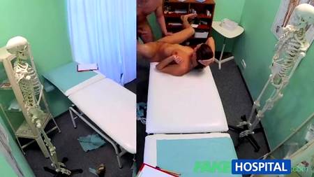 Похотливая докторша раздвинула ноги перед мускулистым пациентом