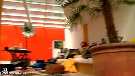 Блонда спокойно засунула кулак в свою бритую вагину