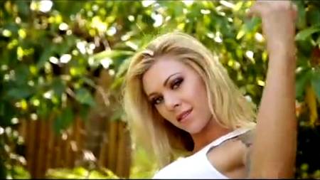 Бритоголовый мужик с татуировками познакомился с блондинкой