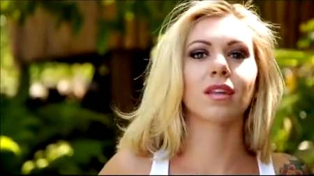 Бритоголовый мужик с татуировками познакомился с блондинкой