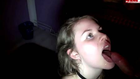 Мужики дружно ебут молодую девушку и наполняют ее ротик спермой